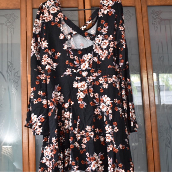 Floral Bell Sleeve Dress - Picture 4 of 6